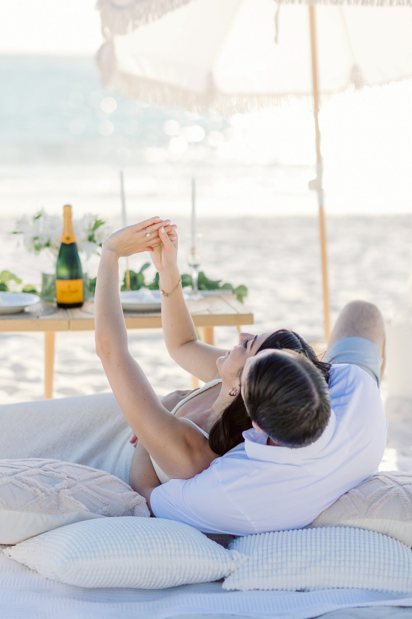 couple enjoying luxury beach picnic with Picnic Goals